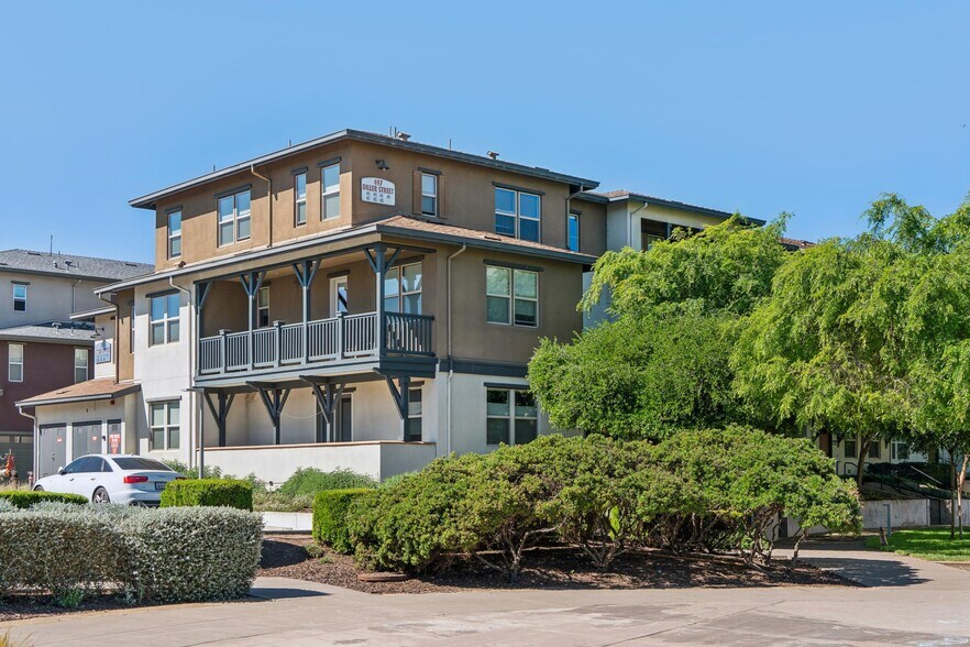 Building Photo - 489 Diller St