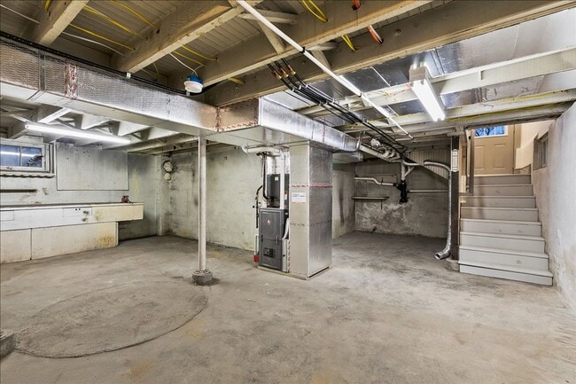 Building Photo - 584 W Main St