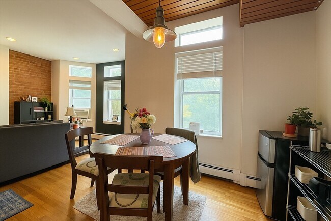 Building Photo - 390 Riverway