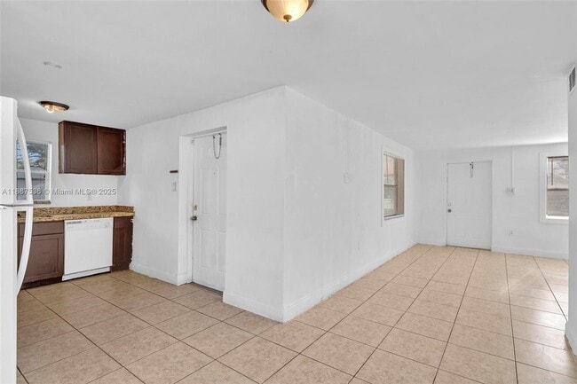 Building Photo - 2800 NW 6th Ct
