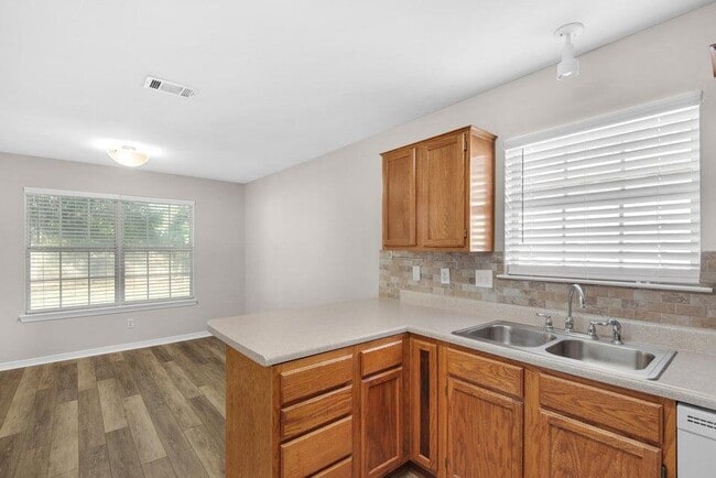 Building Photo - 924 Emily Cir