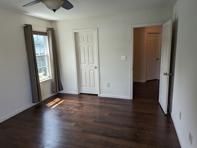 Building Photo - 5 Auction Dr