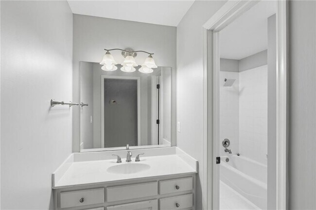 Building Photo - 4563 Fountain Dr NE