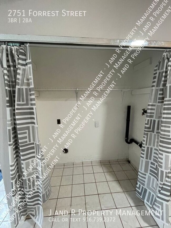 Building Photo - 2751 Forrest St