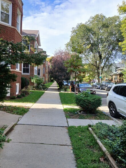 Easy street parking - 2221 W Winnemac Ave