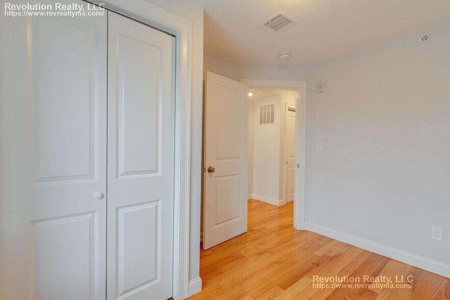 Building Photo - 15 Kenilworth St