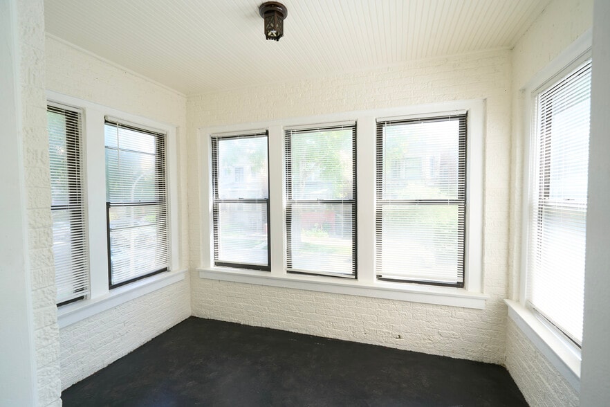 Building Photo - 6142 S Rhodes Ave