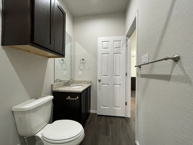 Building Photo - TOWNHOME FOR RENT