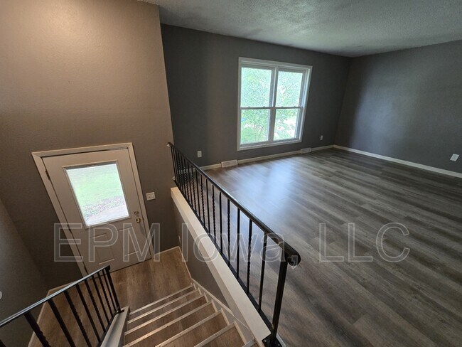 Building Photo - 1242 Edgewood Dr