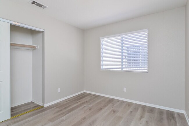 Building Photo - 403 Royal Greens Dr