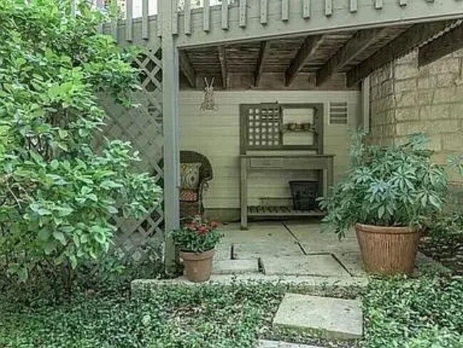 Building Photo - 5607 Courtyard Dr