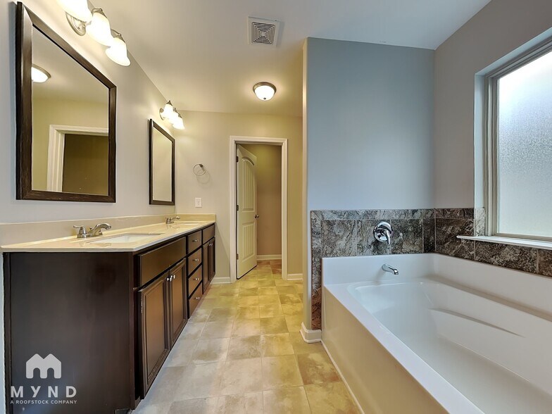 Building Photo - 2455 Quincy Loop