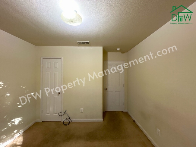 Building Photo - 10009 Iron Ridge Dr