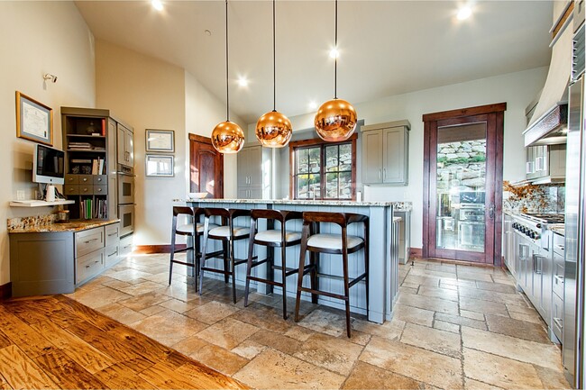 Building Photo - 5440 Cove Hollow Ln