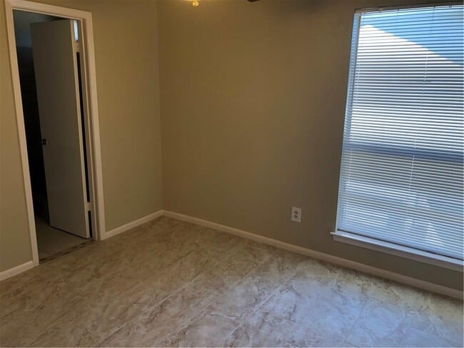 Building Photo - 13359 Water Oak Ln
