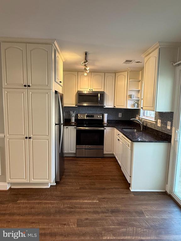 Building Photo - 8702 Village Green Ct