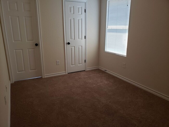 Building Photo - Townhome END unit