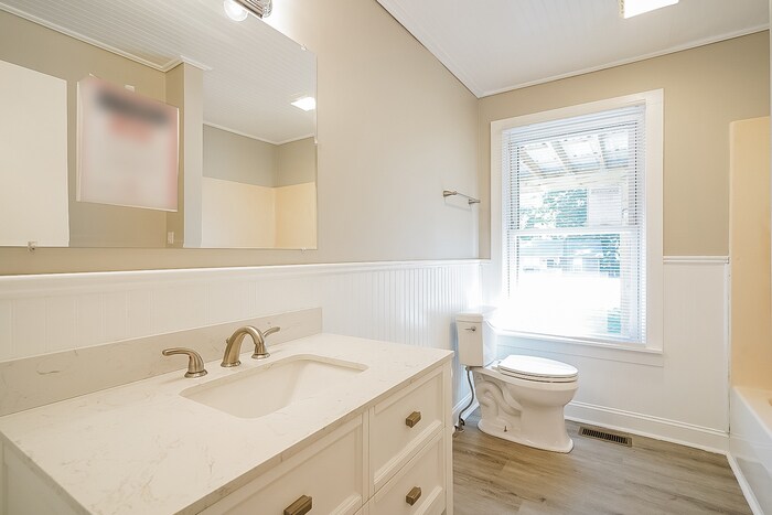 Building Photo - 2044 Dinsmore Rd