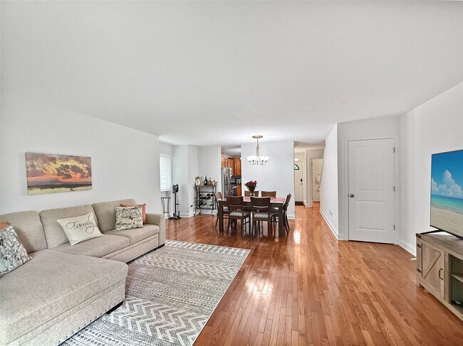Building Photo - 1806 Village Dr