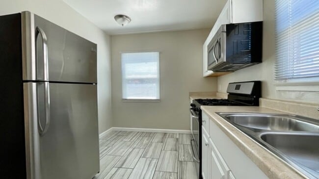 Building Photo - Cute 1-Bedroom Cottage in the Bungalow District w/ All Utilities Included