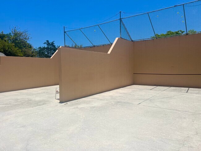 Building Photo - 600 Egret Cir