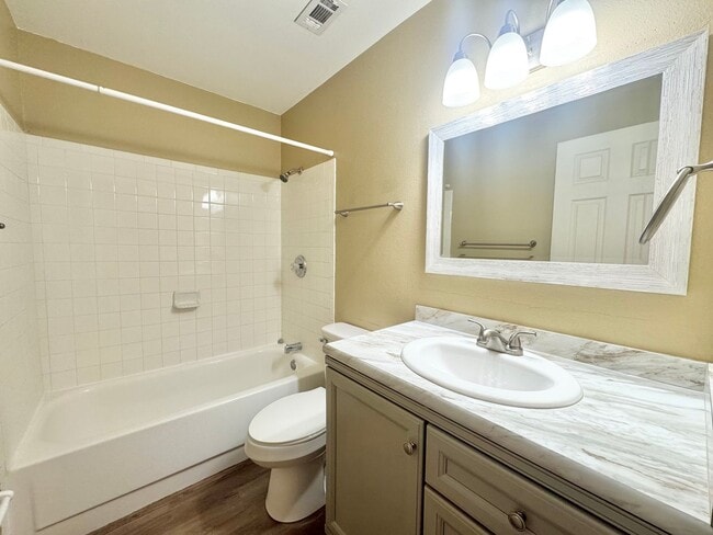 Building Photo - Apartment - Right off Cypress Gardens Blvd!