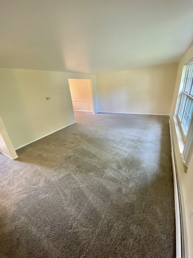 Building Photo - Don't miss out on this 5 bed 2.5 bath hous...