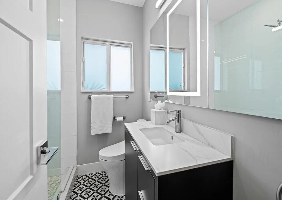 Building Photo - 808 NE 17th Way