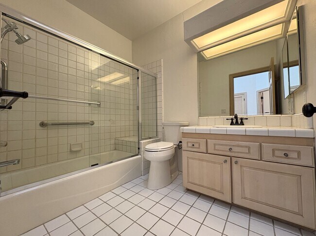 Building Photo - Spacious and Inviting 3-Bedroom, 2.5-Bath Townhome in the Heart of Menlo Park