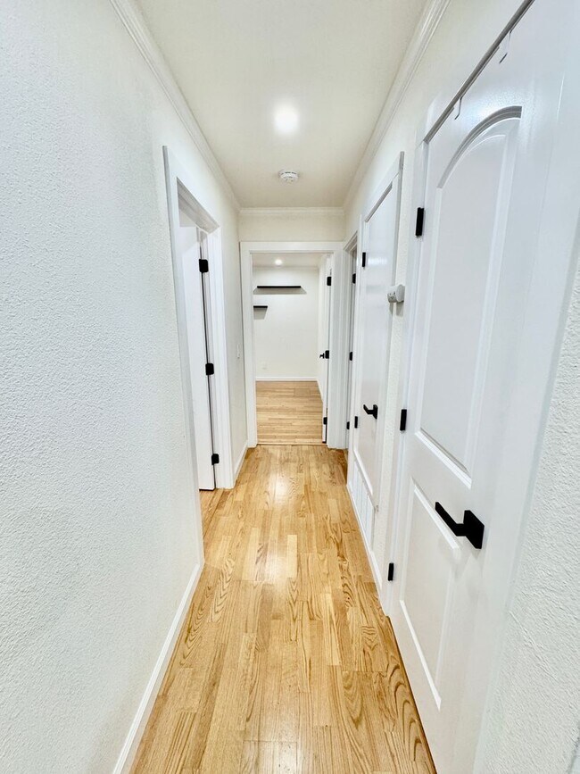 Building Photo - Stylish 3Bed/2.5Ba Daly City Home with Mod...