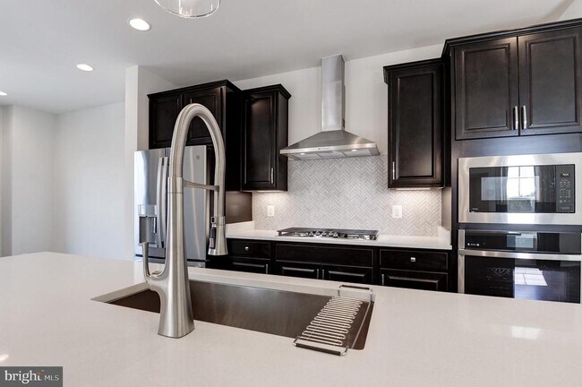 Building Photo - 135 Wake Robin Ct