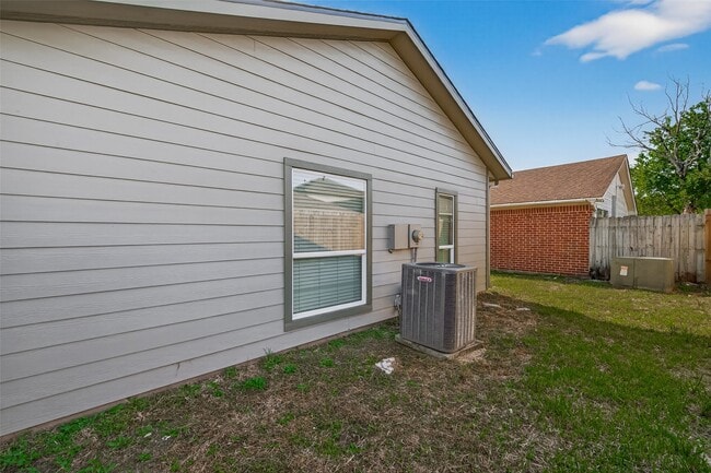 Building Photo - 6619 Misty Dale Dr