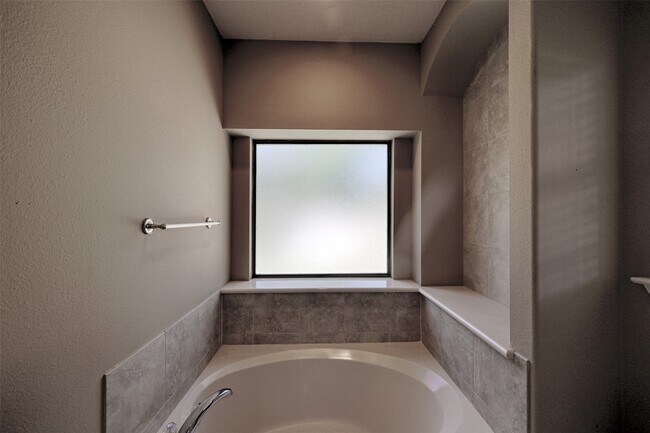 Building Photo - 12460 Lyra Dr