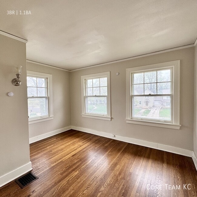 Building Photo - 411 W 60th Terrace