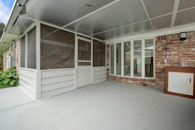Building Photo - 9807 Braewick Dr