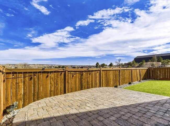 Building Photo - Luxurious CORNER LOT - 3bd 2.5 paired home in Dove Village!