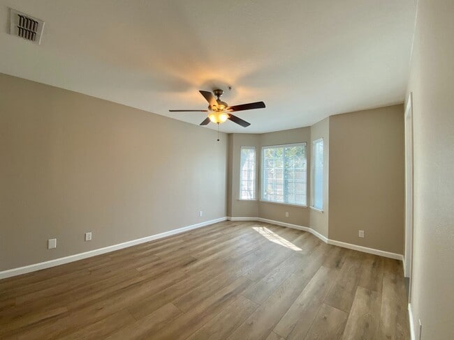 Building Photo - Updated 2 Bed 2 Story Napa Valley Club Con...