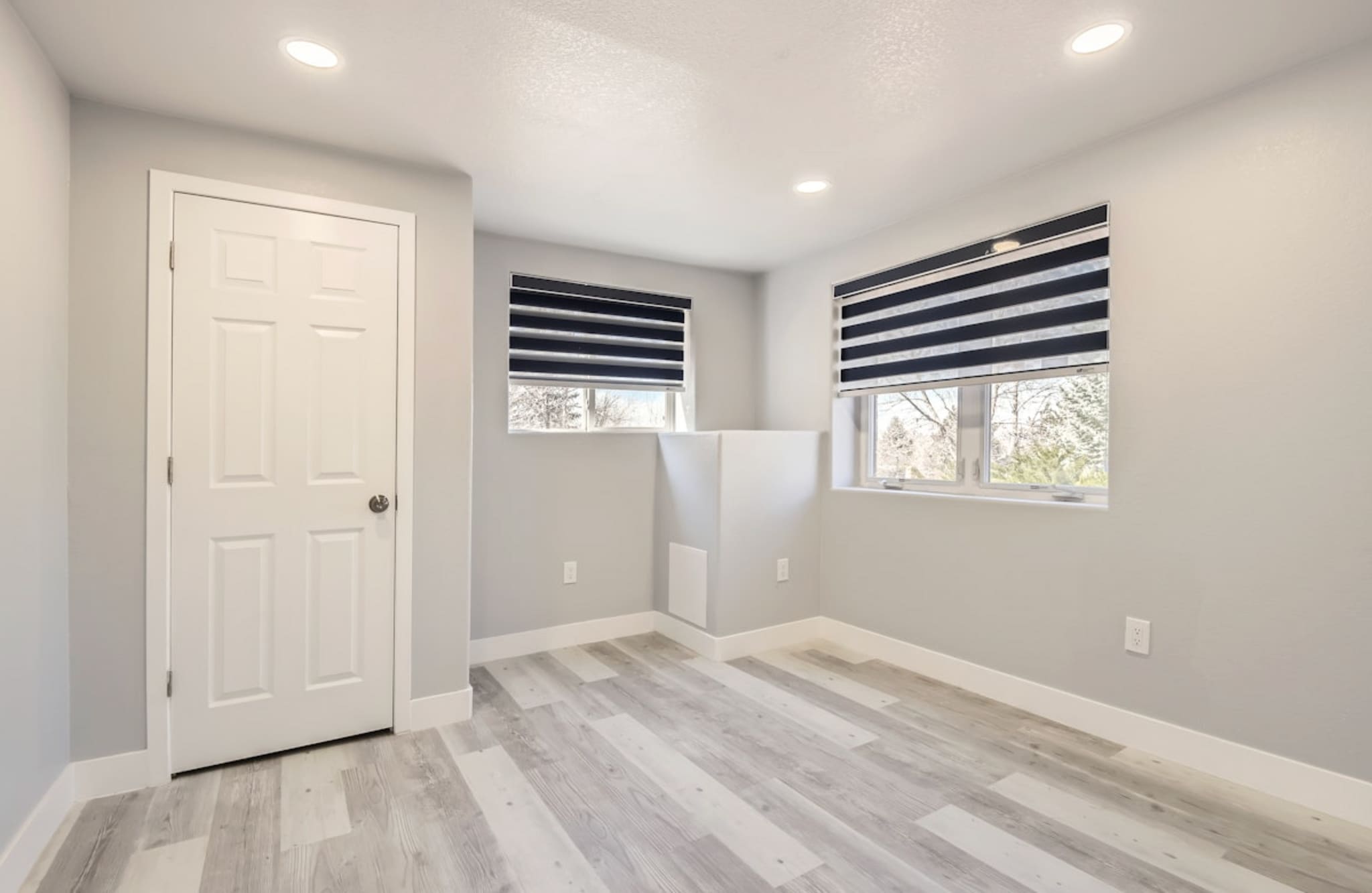 Building Photo - 15721 E Lake Cir