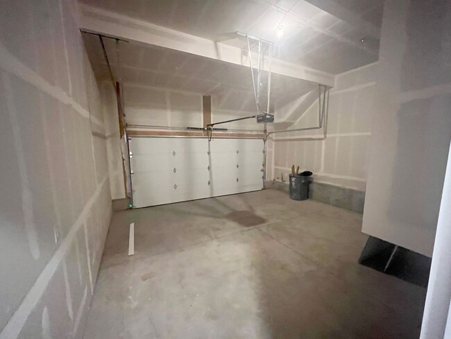 Building Photo - Brand new 2 bedroom condo! Modern & elegan...