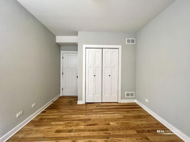 Building Photo - 2 bedroom in CHICAGO IL 60625
