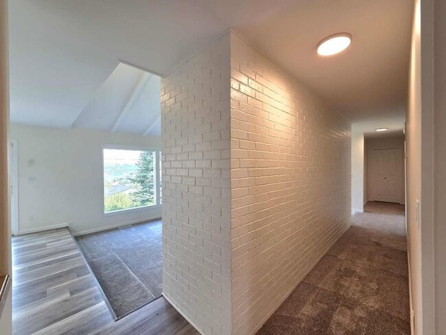 Building Photo - Stunning 4 Bedroom, 3 Bathroom Home, with ...