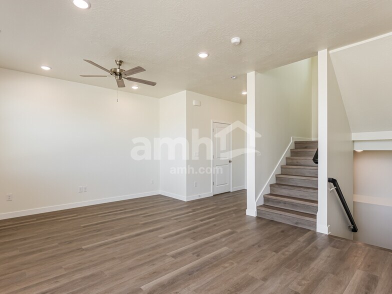 Building Photo - 1332 W Mahogany St