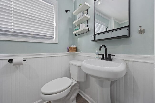 Building Photo - SNOWBIRD RENTAL- 4 blocks 2 Sea & Fire Pit