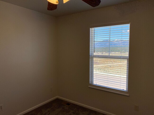 Building Photo - 14215 White Peak Dr