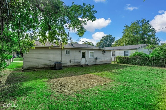 Building Photo - CUTE 3 BEDROOM 1 BATH
