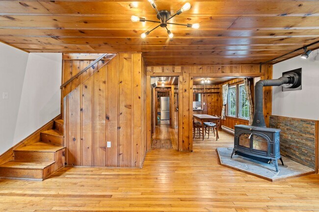 Building Photo - Charming Black Mountain Rental!