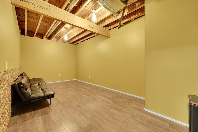 Building Photo - $1,750.00, 4 bed, 3 bath, located in Color...