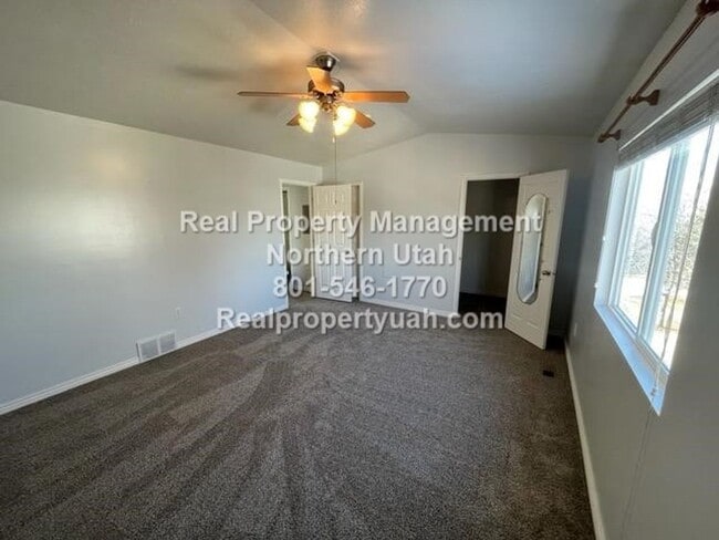 Building Photo - 2 Bedroom 1.5 Bath Townhome Available Now!