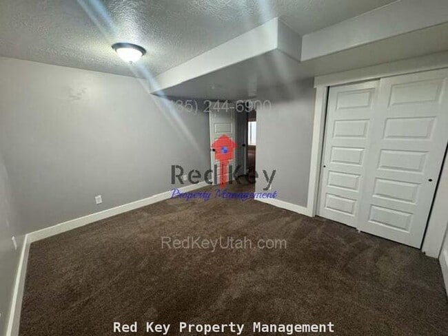 Building Photo - 176 Country Club Dr