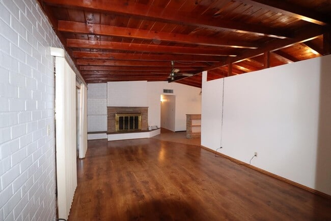 Building Photo - 3 Bedroom 2 Bathroom